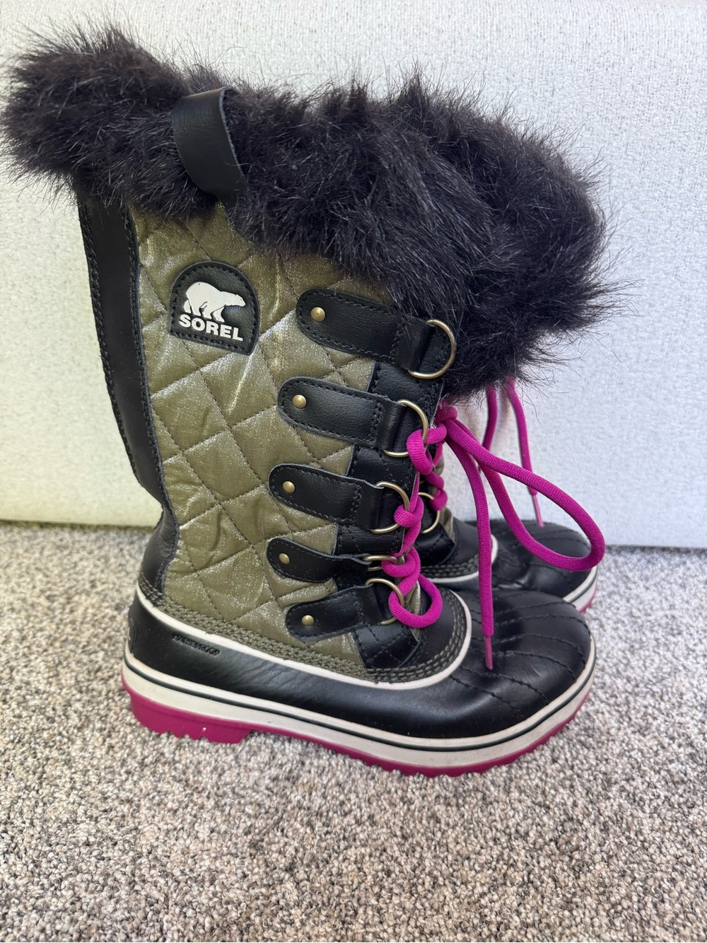 Sorel Olive Quilted Fur-Trim Winter Boots with Pink Laces